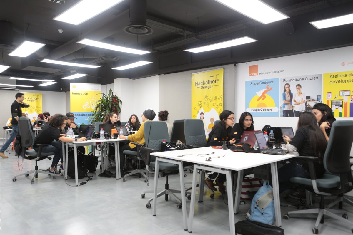 OrangeTN_Plus's tweet photo. Des équipes dynamiques et super motivées au #Girls1stHack #Girlspower #innovation https://t.co/T5FiwuQ3HQ