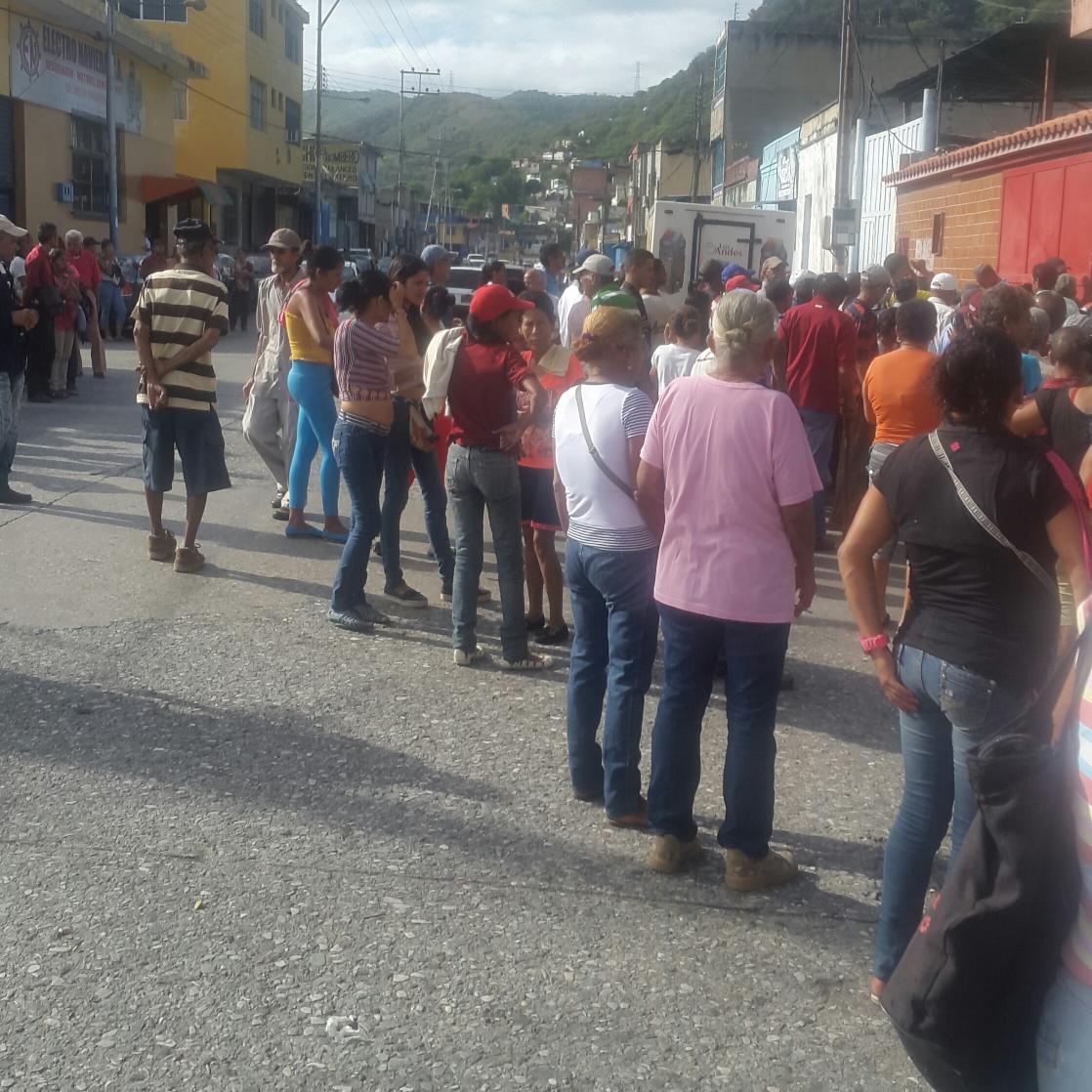 mbastidas65's tweet photo. En @psuvpc el gentio para inscribise en el partido eso es una demostracion de Democracia y repaldo contudente a Nicolas Maduro con @rafaellacava10 https://t.co/MfLcjsU8F6