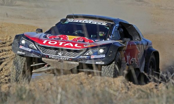 EjercitoTierra's tweet photo. El piloto @CSainz_oficial eligió la sede de la Brigada “Guadarrama” XII para presentar a los #MMCCSS el vehículo con el que venció en el #DakarRally , el @peugeotsport @PeugeotES 3008 DKR MAXI, Más:
https://t.co/8ccjQwKshX https://t.co/s97jt8jEJl