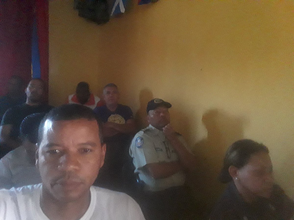 EsNoticiaDigita's tweet photo. #Ahora: El Gral de Div James Solis Martinez jefe de la @ZODIV42 orienta las funciones y organización del Órgano de Dirección de la Defensa Integral a los equipos de Dirección del @GobiernoDVargas y @AlcaldiaMVargas. #DefensaMultidimensional https://t.co/OJbnXkY6B1