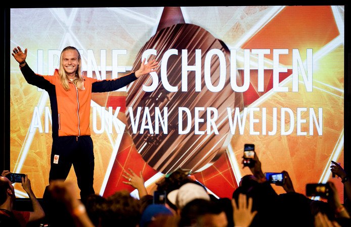 ADSportwereld's tweet photo. De bezoekers van het Holland Heineken House keken bij het begin van de laatste huldiging in Gangneung even vreemd op https://t.co/6DoG7AlJmc https://t.co/hcU9vuWILj