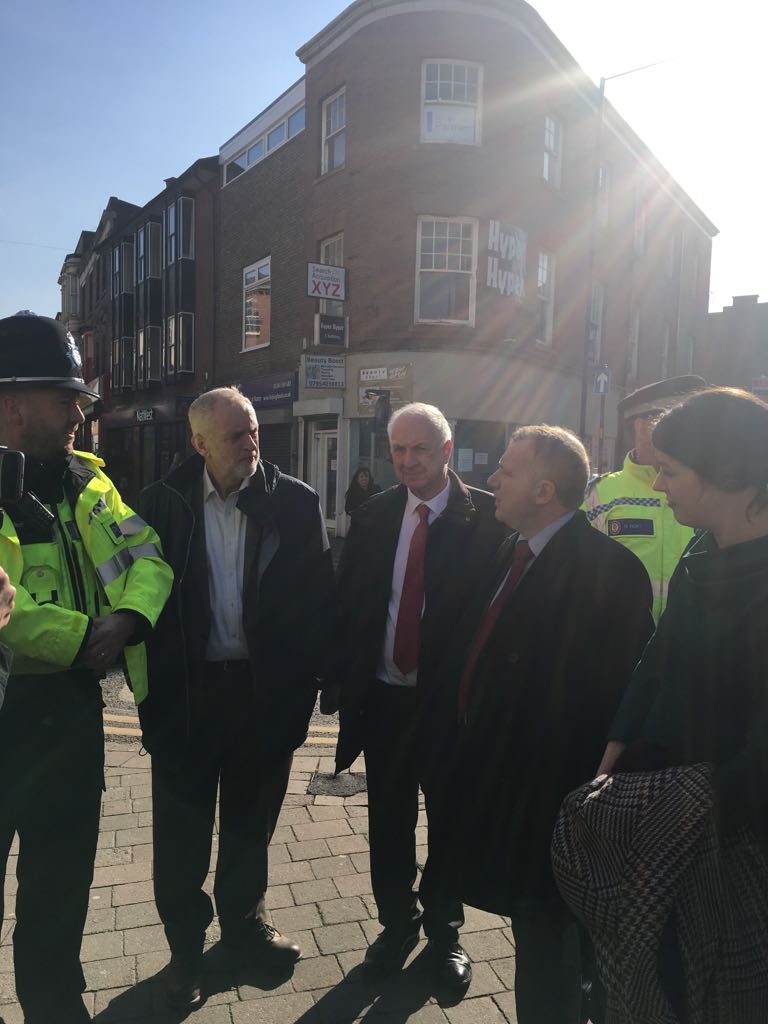 Today I've been talking with police officers in Stourbridge.

The Tories have cut police numbers and left forces without the resources they need. 

Labour will recruit 10,000 extra police officers.

You can't protect communities on the cheap. #StopToryPoliceCuts