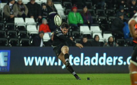 WelshRugbyUnion's tweet image. REPORT: Davies stays cool to kick Ospreys to last-gasp win tinyurl.com/y7e6b692
