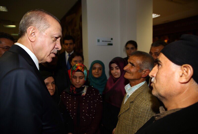 Akparti's tweet photo. Cumhurbaşkanımız Recep Tayyip Erdoğan, Osmaniye'de, Türk Silahlı Kuvvetleri'nin (TSK) Suriye'nin Afrin bölgesinde yürüttüğü Zeytin Dalı Harekatı'nda Şehit olan Bekir Evren'in ailesini ziyaret etti. https://t.co/h5i0i1SLbP