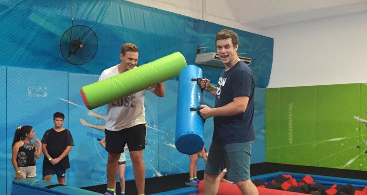 Hay dos tipos de personas: el que pierde de vista a su rival para la foto y el que quiere ganar a toda costa ¿Vos, cuál sos? 😜¡En la #BatallaDeVigas la diversión no tiene límites!

#rushargentina #diversiónsinlímites  #Pilar #BuenosAires #CamasElásticas #Jumping