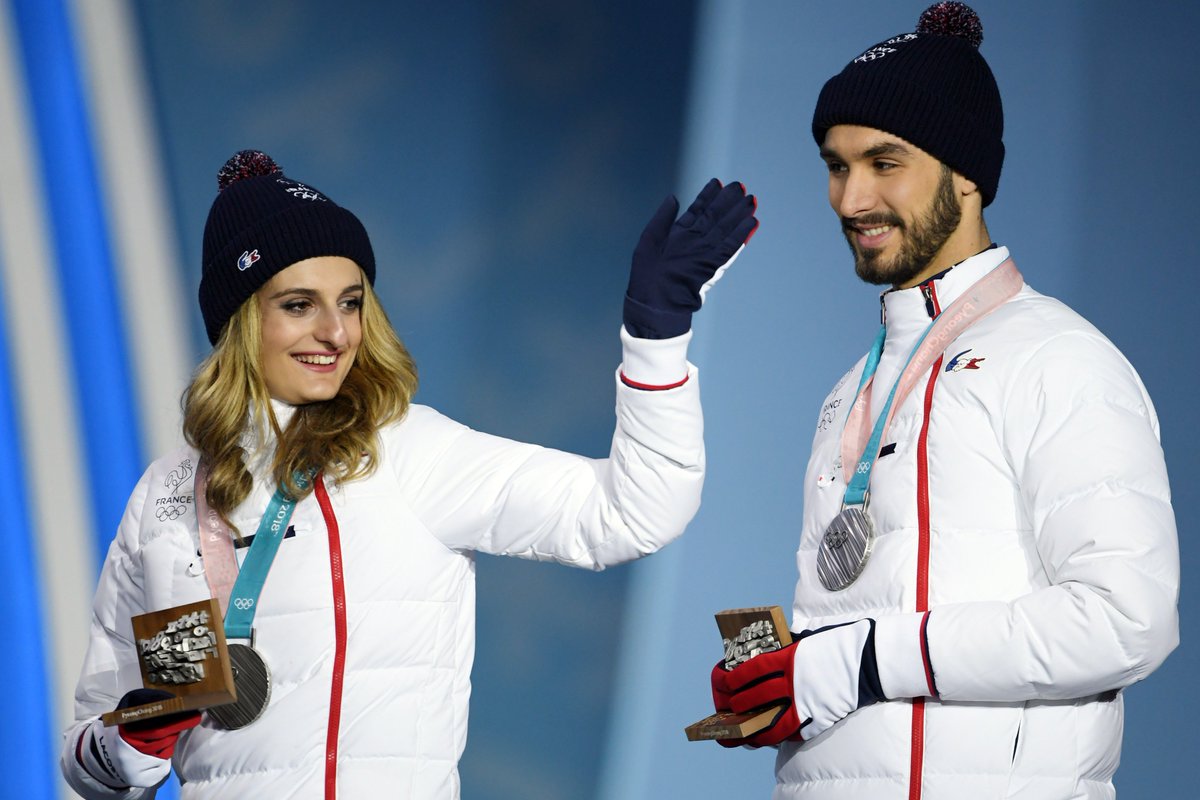 Lacoste's tweet photo. Finir avec style. La patineuse @GabriellaPks, accompagnée de @GuillaumeCIZ, portera dimanche le drapeau français lors de la cérémonie de clôture en Corée du Sud. #SupportWithStyle #TeamLacoste #PyeongChang2018 #PatinageArtistique https://t.co/LscEUFgJSt