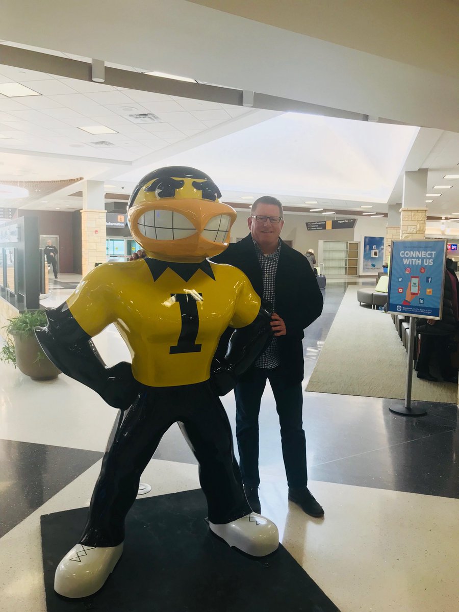ElwoodRob's tweet photo. Always good to be back home in the heartland #gohawks https://t.co/k61p1Ik9Da