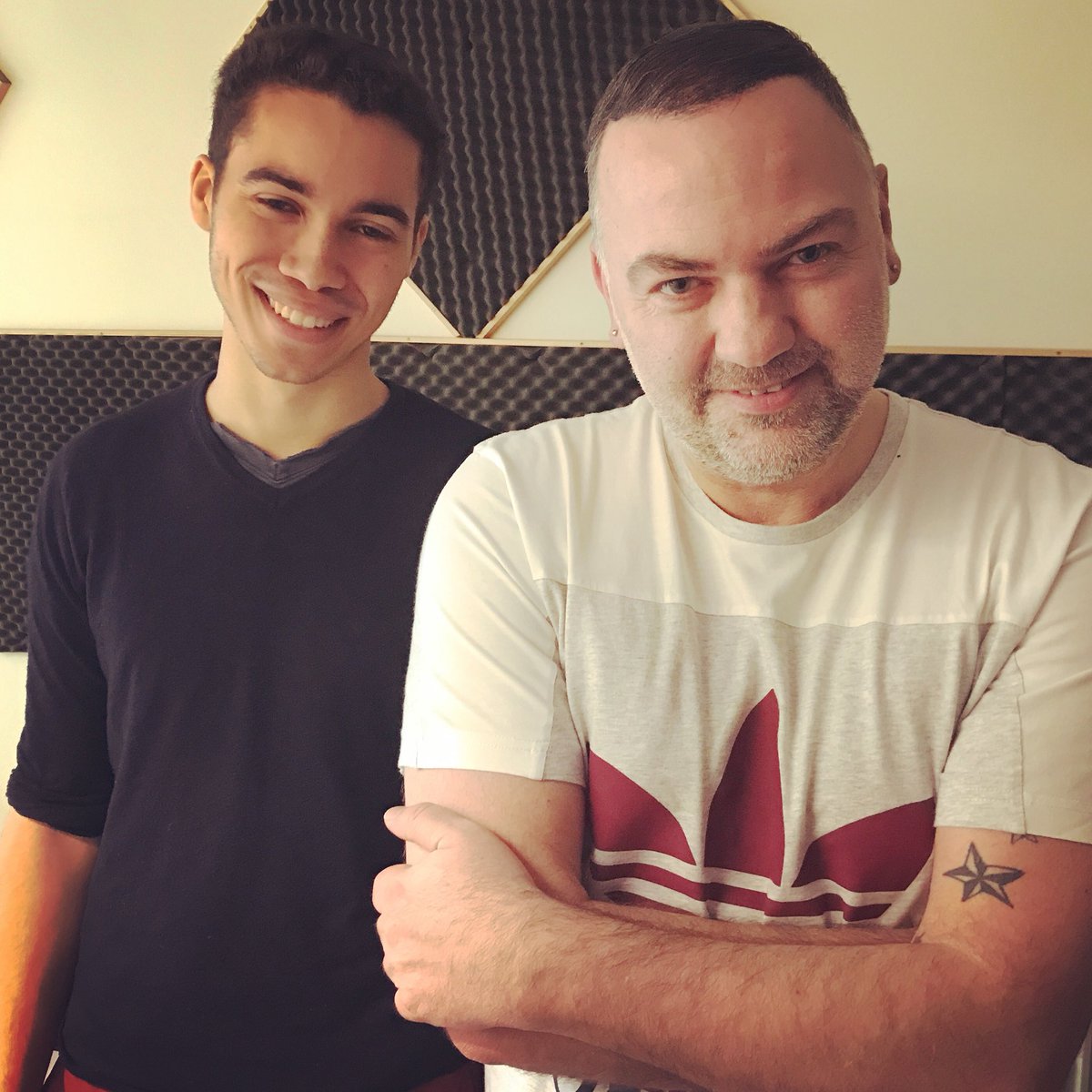 OGosseries's tweet image. Ce soir, nous recevons un jeune artiste dont la modestie n’a d’égal que le talent :
#AdFlow fera sa toute première radio avec nous, dans #ClubMania.
Il nous parlera de son parcours et on découvrira une petite partie de ses créations
Du Lourd !!!
21h - 22h
vibration.fm