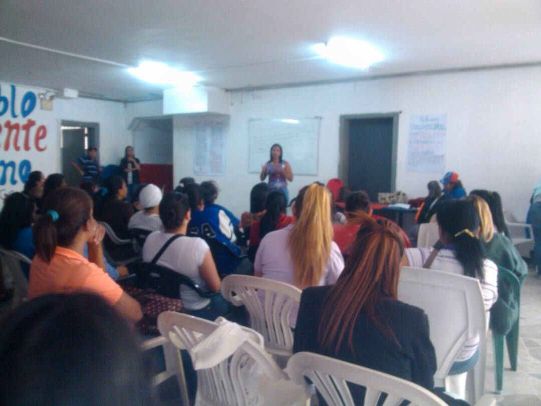 LaAranera's tweet photo. Asamblea d hogareñas
#LeoncioMartinez construyendo brigadas para despliegue en cada rincon d nuestras comunidades y construir nuestro corredor productivo en torno a nuestra #ComunaApacuana Gracias Yanuris por estar presente a Carla Seco por su apoyo y confiar en nuestras mujeres https://t.co/9IUTwcQVKk