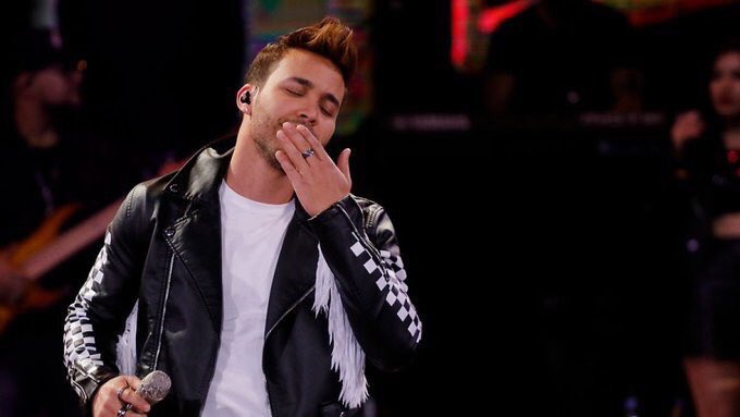 protectroyce's tweet photo. Puede llegar a +50 RTS esta bella imagen de @PrinceRoyce enviando un beso? 😏

#ArtistaDelFestivalPrinceRoyce https://t.co/aQ9DRTwBlX