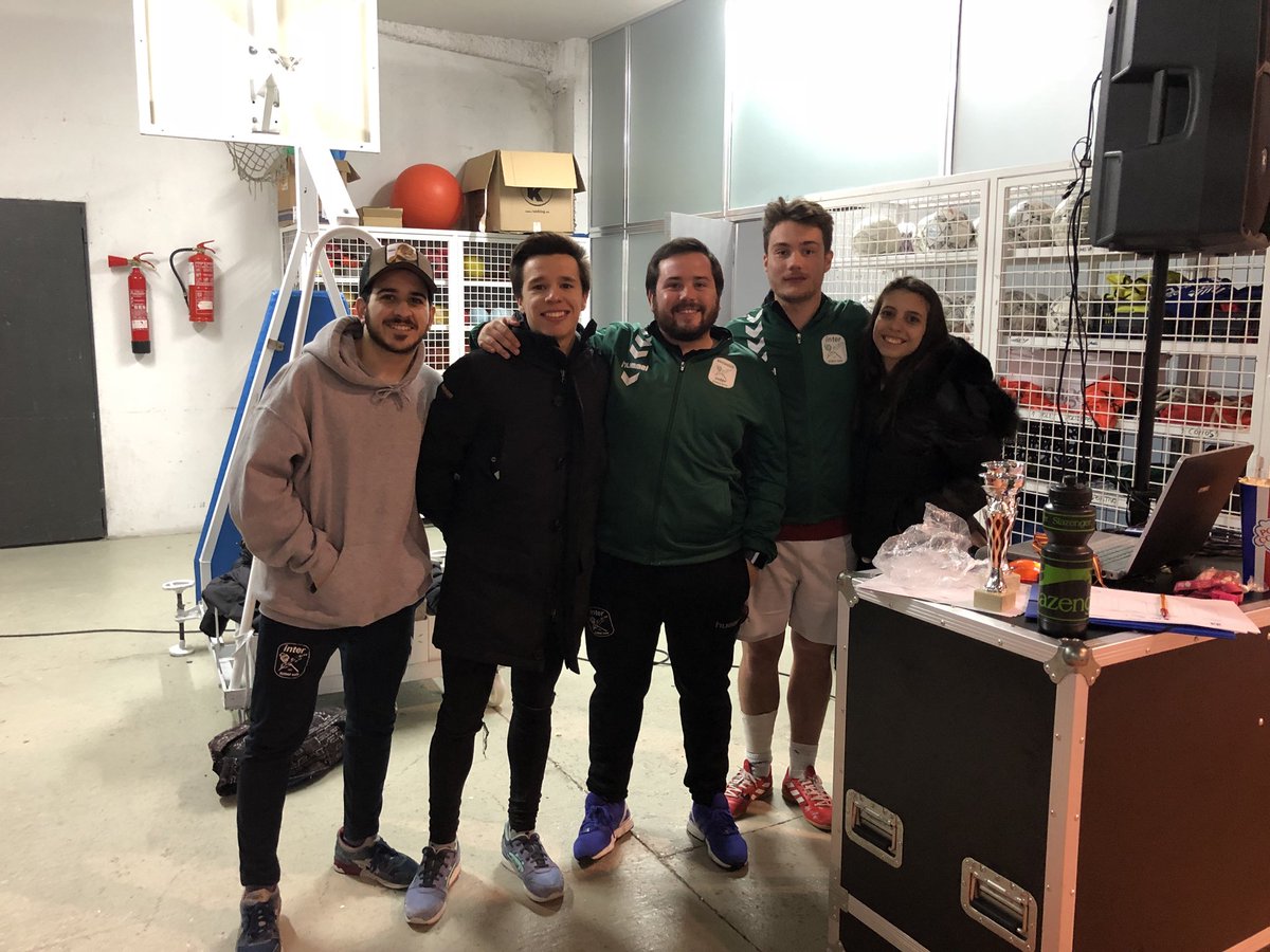 AAvedruna's tweet photo. Seguímos con el evento deportivo de Ex-alumnos @fecsjv @colegiosfec. En unos minutos empieza la final de futsal. https://t.co/FVZ2QfNNxX