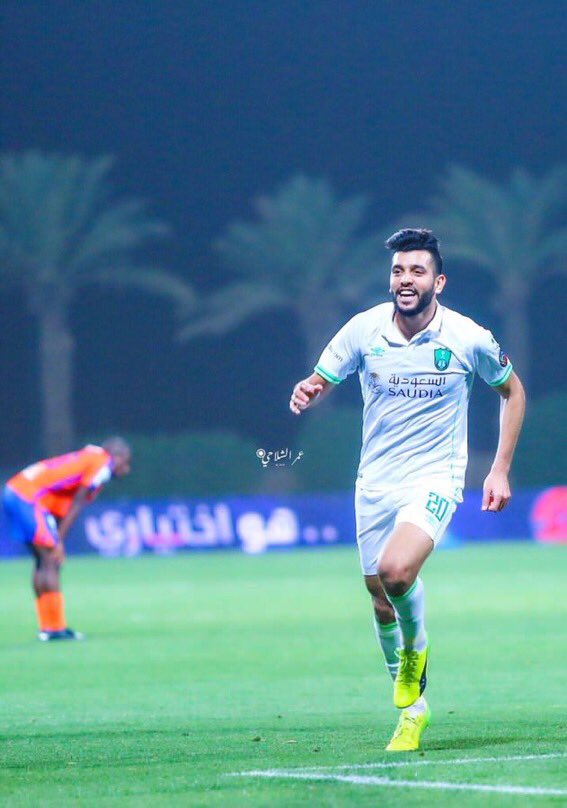 meemoufi's tweet photo. في ارضية الملعب
بن عمر😍💚
شمعه………🔥💚
رغم زخات المطر لم تنطفي…💚😍
#الأهلي 
#الأهلي_الفيحاء 
#بن_عمر https://t.co/GwoWdycNxf