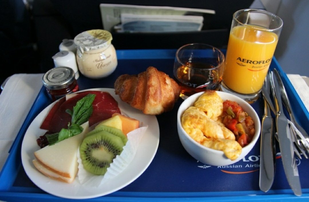 Обед в самолете. Еда в бизнес классе. Завтрак в бизнес классе. Завтрак в самолете. Бизнес класс питание.