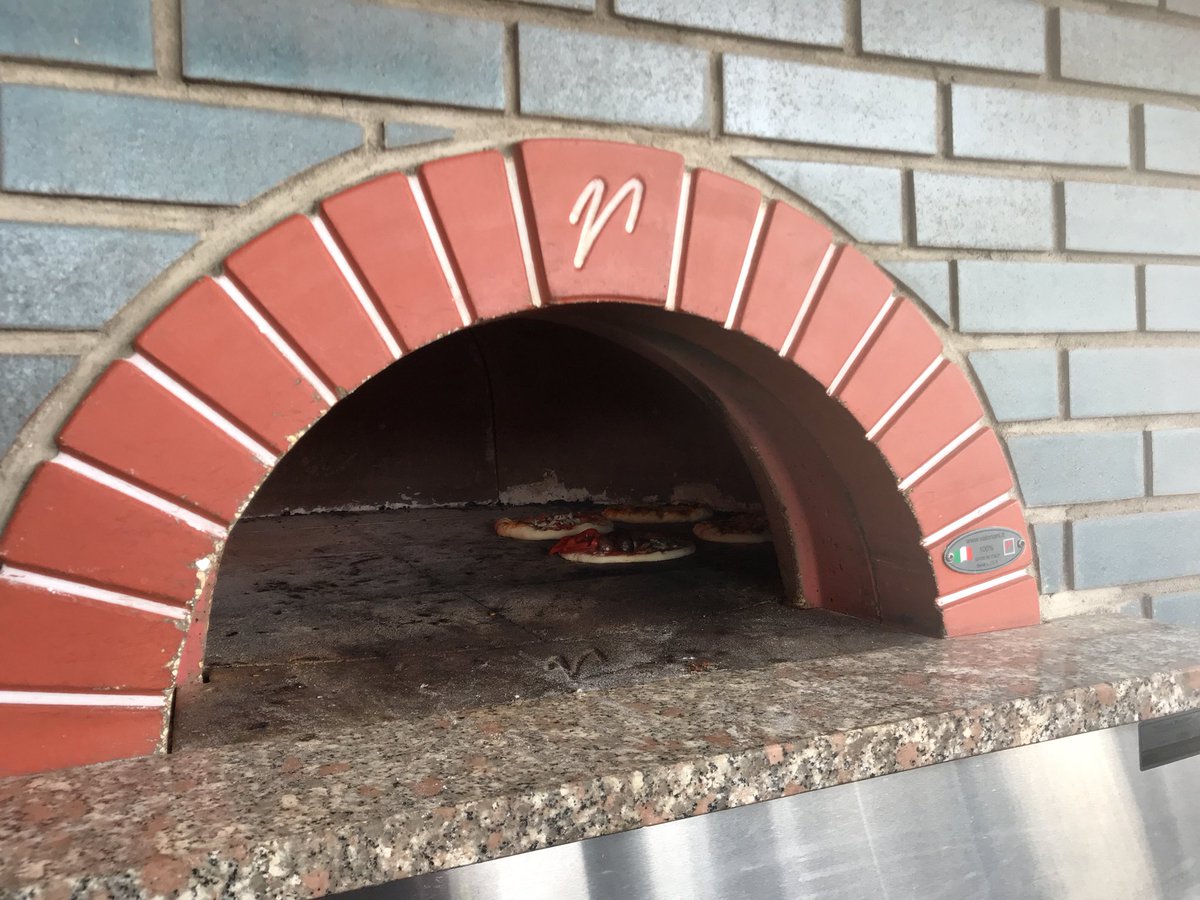 jenjunro's tweet photo. JeTS pizza is cooking @doublezero #yyctastetour https://t.co/ZGmmP7IQMt