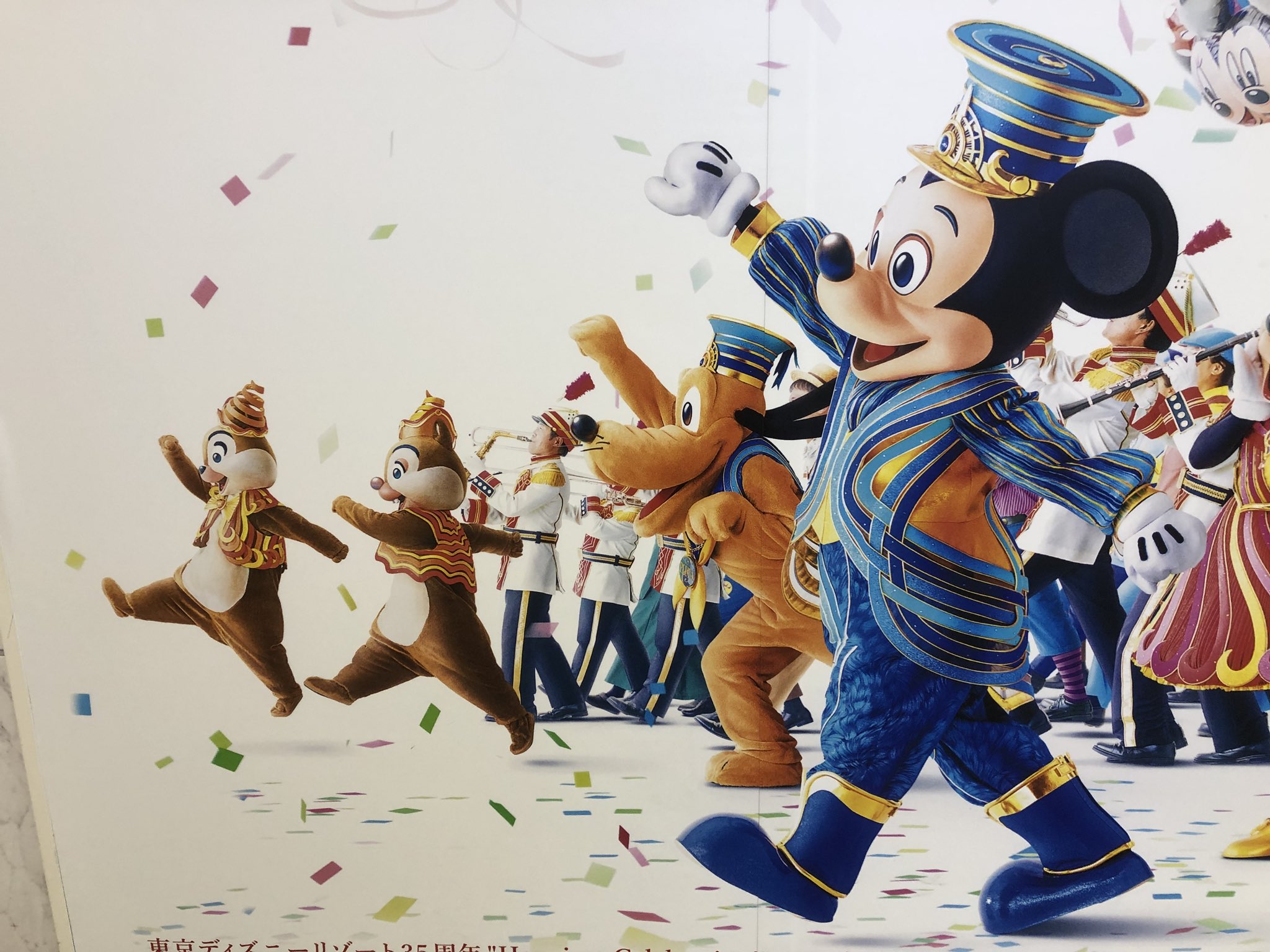 Shunsuke 舞浜駅内に東京ディズニーリゾート35周年happiestcelebrationのポスターが2ヶ所飾られています チプデやプルート ミキミニドナやベルやビースト ダンボやティモシー ベイマックスやヒロが描かれています 東京ディズニーリゾート35周年