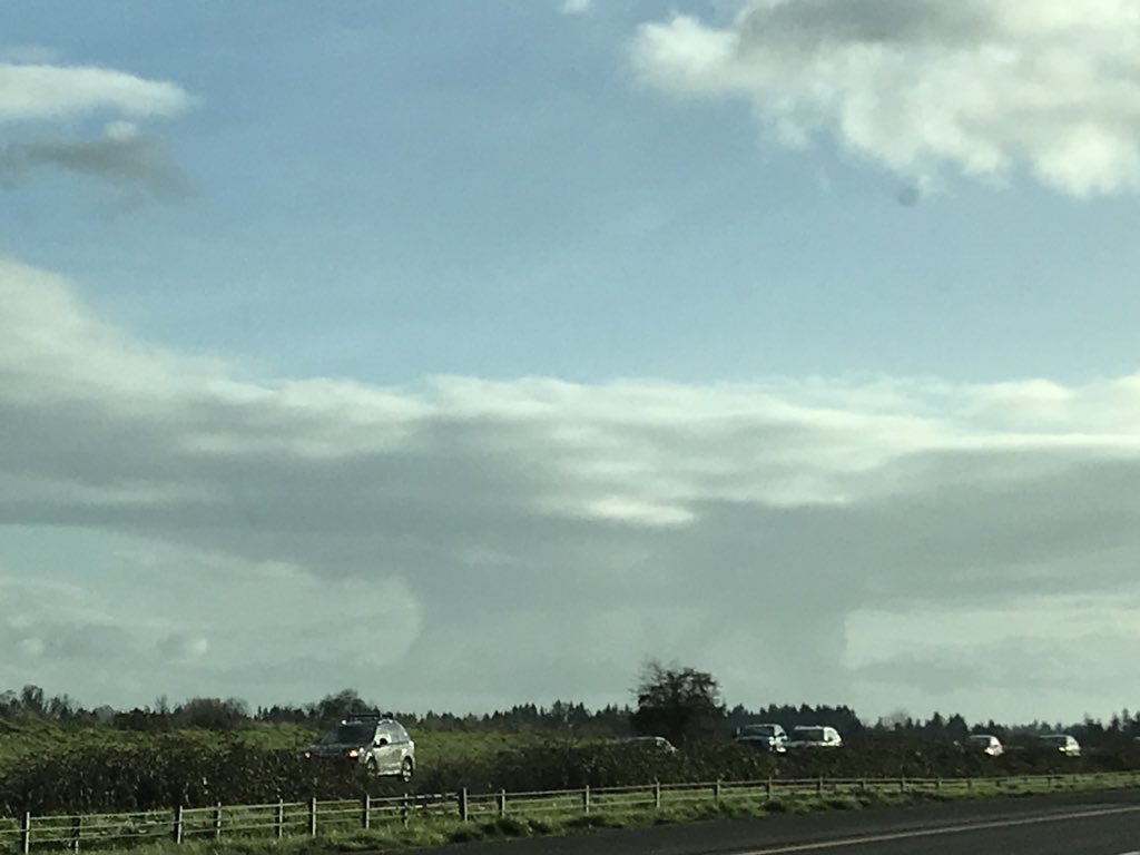 alynmc's tweet photo. Cool cloud formation just north of Donald.
#ORweather #PNW https://t.co/jdvxVfnvSp