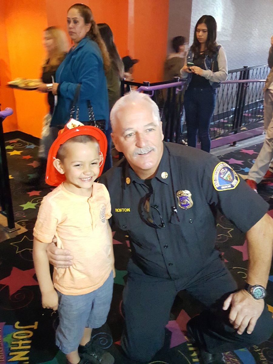 SBCOUNTYFIRE's tweet photo. Fire Marshal Mike Horton surprises Levi Michael Holmquist on his bday. 6 yrs ago Horton helped deliver Levi on the side of the 215 frwy. Happy Birthday Levi!#futureFF #duty #honor #community @dfmfm1_mike https://t.co/FjQCdlssv1