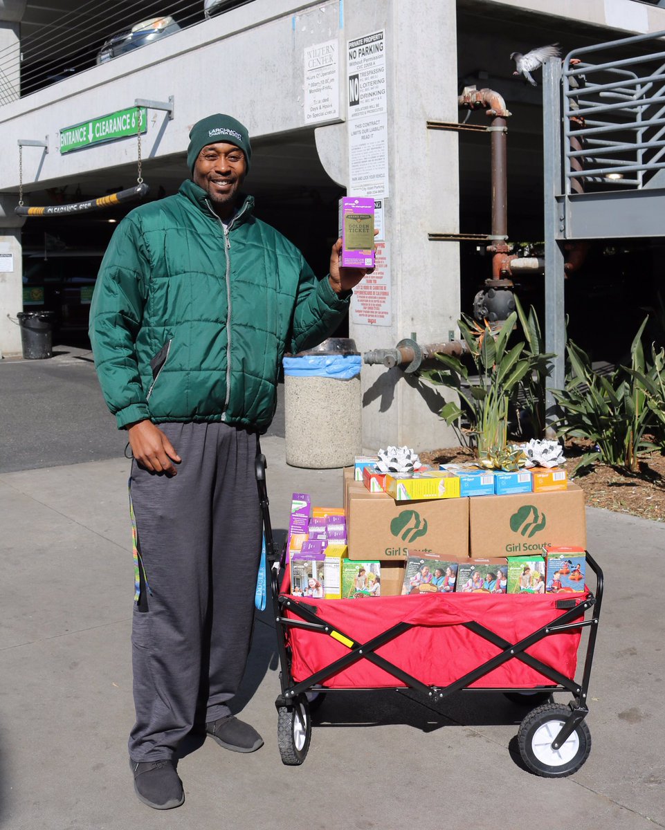 GirlScoutsLA's tweet photo. Wow! @coachrobsilver got the
grand prize #GSGoldenTicket from Troop 3115 in KTown! He plans to share the 100 boxes w/ @LarchmontSchool kids! https://t.co/E7FifGYdFF