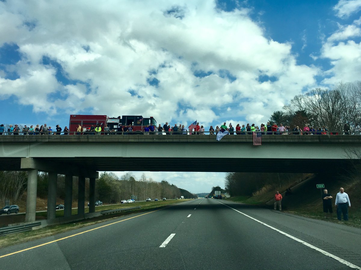 martinbrossman's tweet photo. On the way home form the mountains I saw miles and miles of people waiting along the road side for several exits to see Billy Graham's funeral procession.  It was quite touching. Once I realize what it was I took a few pictures. #BillyGraham #BillyGrahamRIP https://t.co/ht81xaolSa