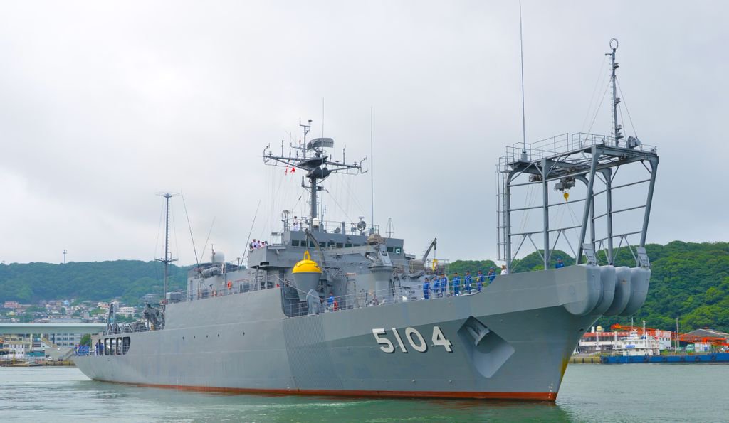 海自 Instagram更新情報】 「 #海洋観測艦 「わかさ」 」を掲載しま