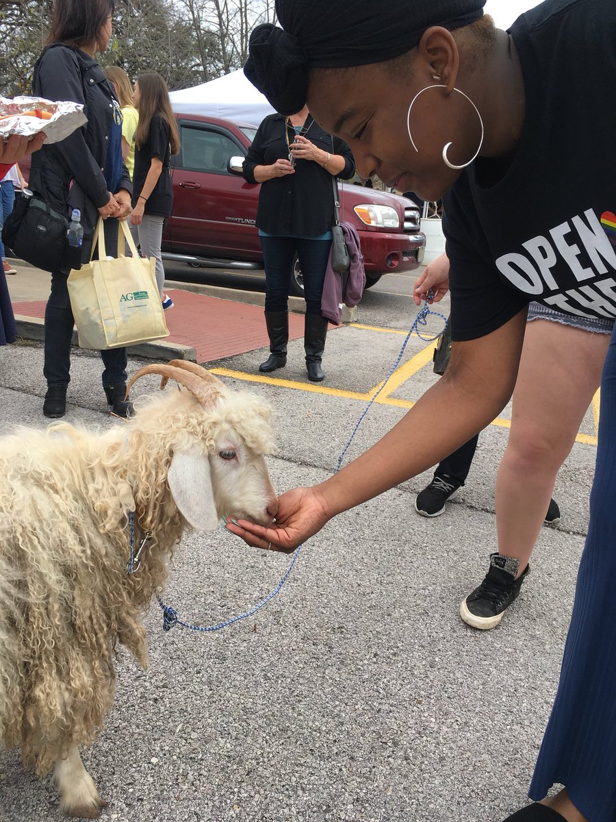 SEUENGW's tweet photo. WRIT major Genevia Kanu gets to know this goat. https://t.co/oKeevTOl2d