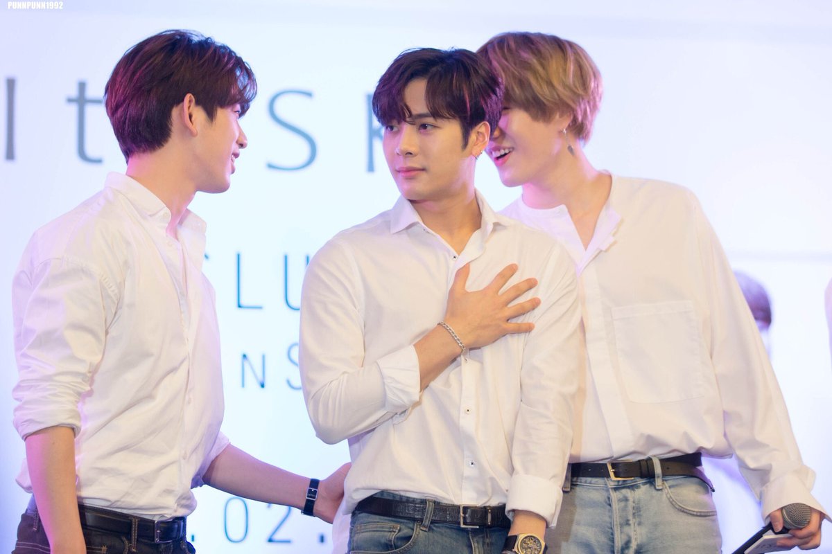 Khunkim_z's tweet photo. แก พีเค้าเต็มใจ พี่เค้าไม่ขัดขืน55555  #JacksonWang #Jinyoung #Yugyeom #GOT7 #estซ่าซี้ดสุดขั้วกับGOT7 #4NOLOGUEPRESENTS #ItSkinThailand https://t.co/QLt5HQ0ukk