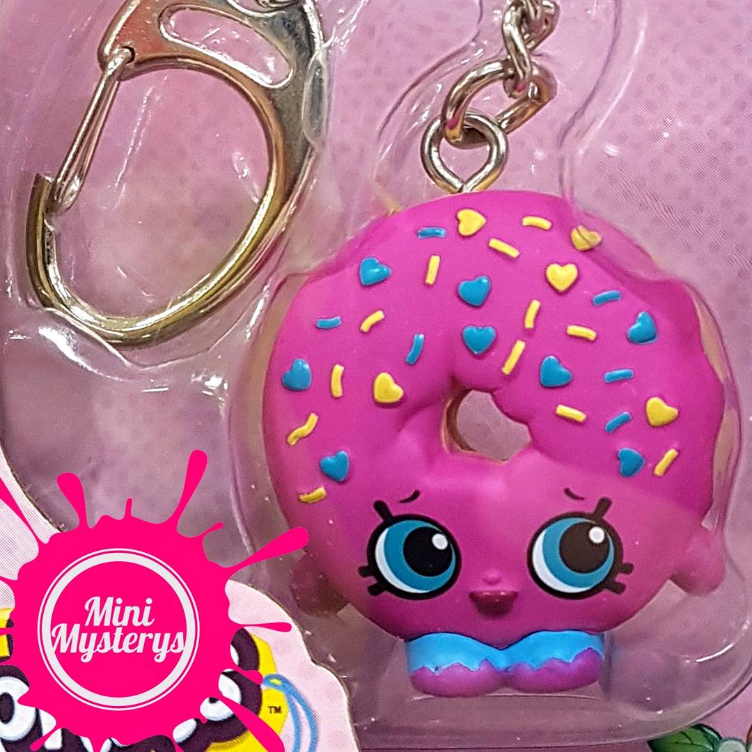 MiniMysterys's tweet photo. OMG 😮 #Shopkins #keychains! Seriously had to resist getting these! Especially as I recently bought some Shopkins #FunkoPops 😍👌 #dlishdonut #poppycorn #moosetoys #minimysterys #kawaii #keychain #toyspotting #shopkinsworld #toyphotography #Cute #toys https://t.co/FABKW46RNs