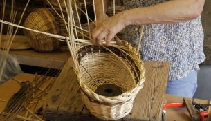 odavies9's tweet photo. Interested in the relationship between the history of craft industries, local landscapes, & WW1? Watch @magicooper weave her way through this fascinating history of basketry in Castle Donington for @FWWLives Basketry Then and Now Project. https://t.co/XEZhQliTgE #fwwbaskets https://t.co/aKrZsUcJ9R
