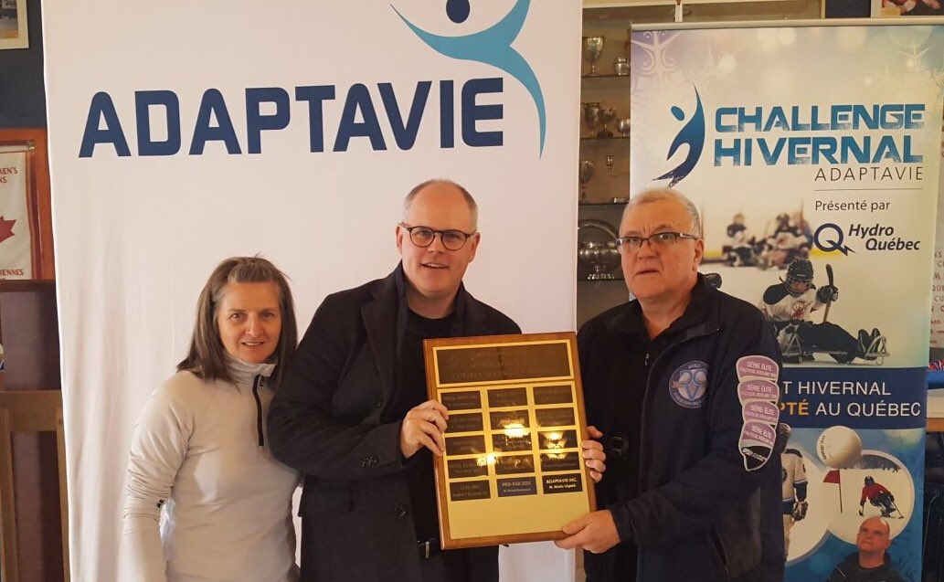 Adaptavie's tweet photo. Notre directeur général, Mario Légaré reçoit une plaque des mains des dirigeants du Club de curling Victoria en raison de son implication au développement du curling en fauteuil roulant à Quebec. https://t.co/7TtjPkeAHP