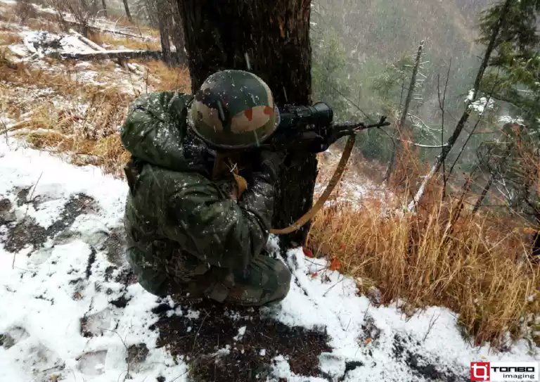 abhaytrivedi99's tweet photo. Indian Army soldiers using EK, uncooled thermal sight in high-altitude of sub minus temp, and extreme conditions of J&amp;K.
Glad to see your high class equipment in use with Army, I believe that @TonboImaging will do something good in development of Armed Forces.
#MakeInIndia https://t.co/Rt3T3hyRdv