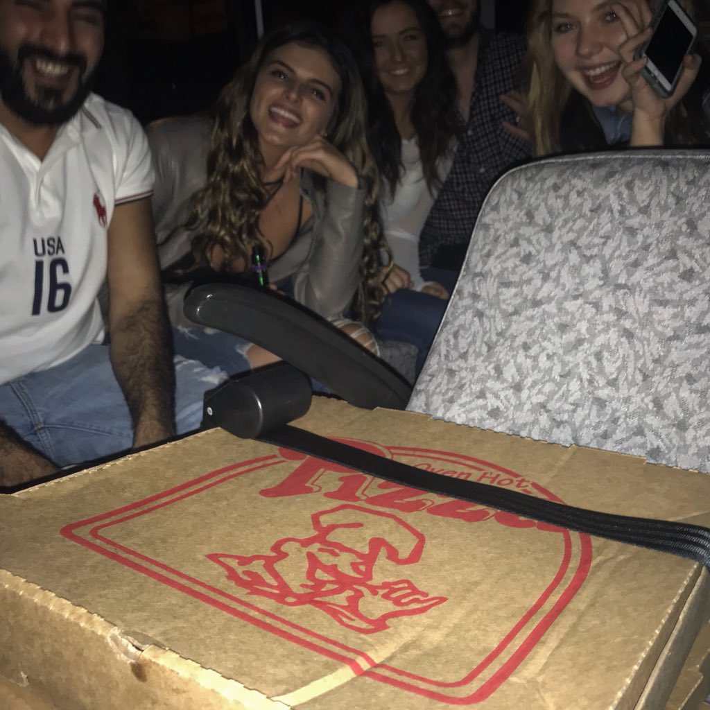 threesabovehigh's tweet image. College is all about priorities. 
#pizzapriorities 
#threesbus
#shotgun
#securethebag 
#threesfuckinglovesyou 
@threesbus @opatiocbus