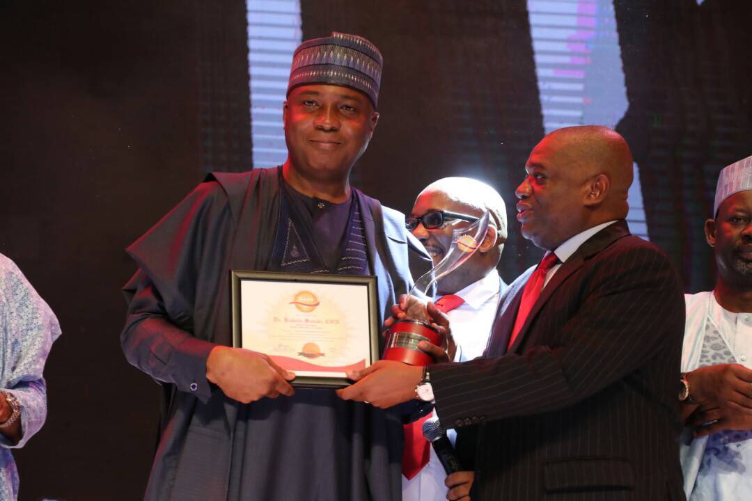 SP8thNGRSenate's tweet image. Breaking: The President of the Senate, Dr. Abubakar Bukola Saraki, has just been presented with the Sun Newspaper “Outstanding Politician of the Year” award.

cc: @bukolasaraki @SPNigeria @NGRSenate @sunnewsnigeria