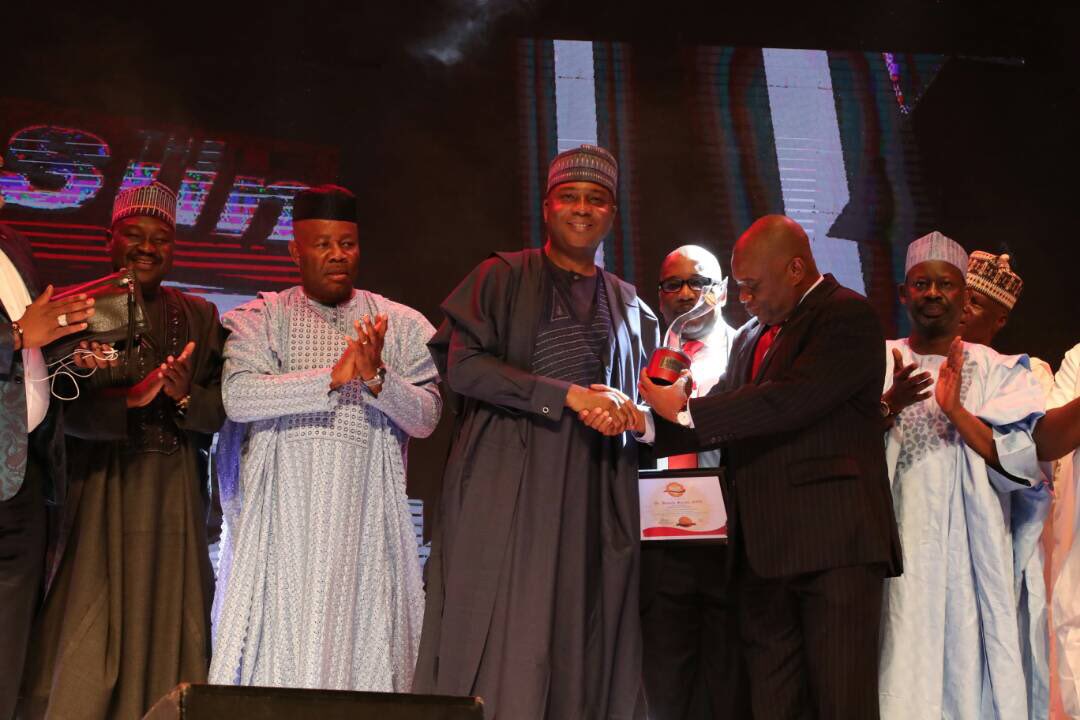SP8thNGRSenate's tweet image. Breaking: The President of the Senate, Dr. Abubakar Bukola Saraki, has just been presented with the Sun Newspaper “Outstanding Politician of the Year” award.

cc: @bukolasaraki @SPNigeria @NGRSenate @sunnewsnigeria