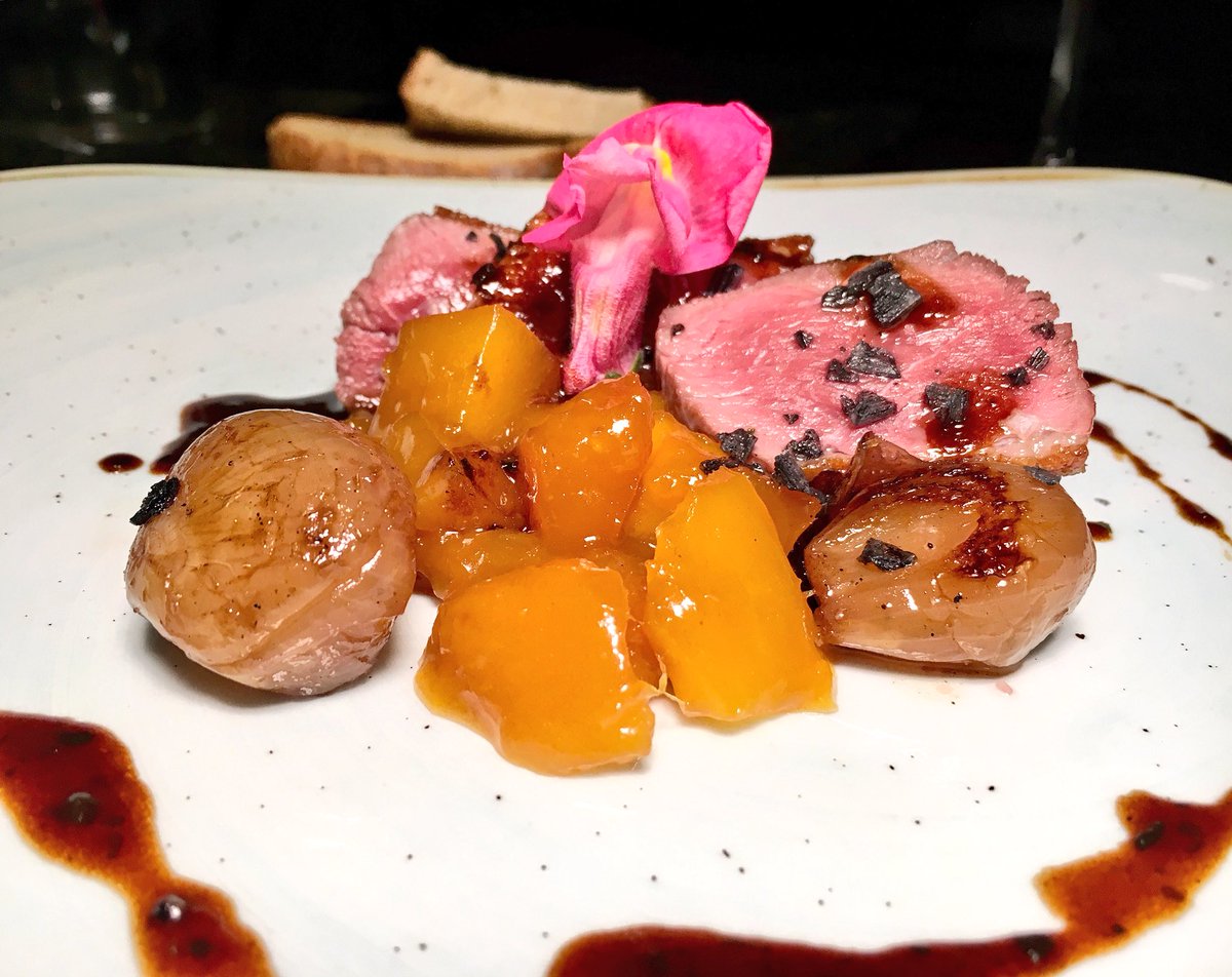 #magret de #pato con #chutney de #mango #cebollita glaseada y #salsa de #oporto firmado por  <a href="/AlexClavijoChef/">Alex Clavijo Aguiño</a> En #ivyrestolounge #barcelona #cocteleria de autor y actuaciones en directo <a href="/IvyRestoLounge/">Ivy Resto Lounge</a>