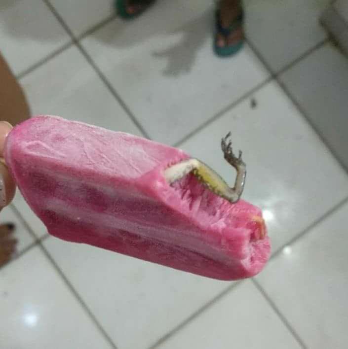 ChoyDamar's tweet photo. Jajajaja que hacen si les pasa esto? 😂😂😂. Yo me la sigo comiendo, para experimentar nuevos saborees 😂😂😂😂 https://t.co/X0V53FP79A