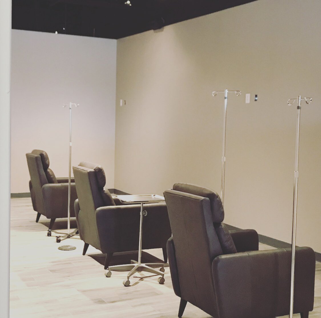 RechargeZoneIV's tweet image. We’re currently taking appointments for a better healthier 2018. #IVTherapy allows us to pump your system with nutrients and vitamins straight to your cells, bypassing your digestive system. Improves muscle recovery, athletic performance, improves skin health