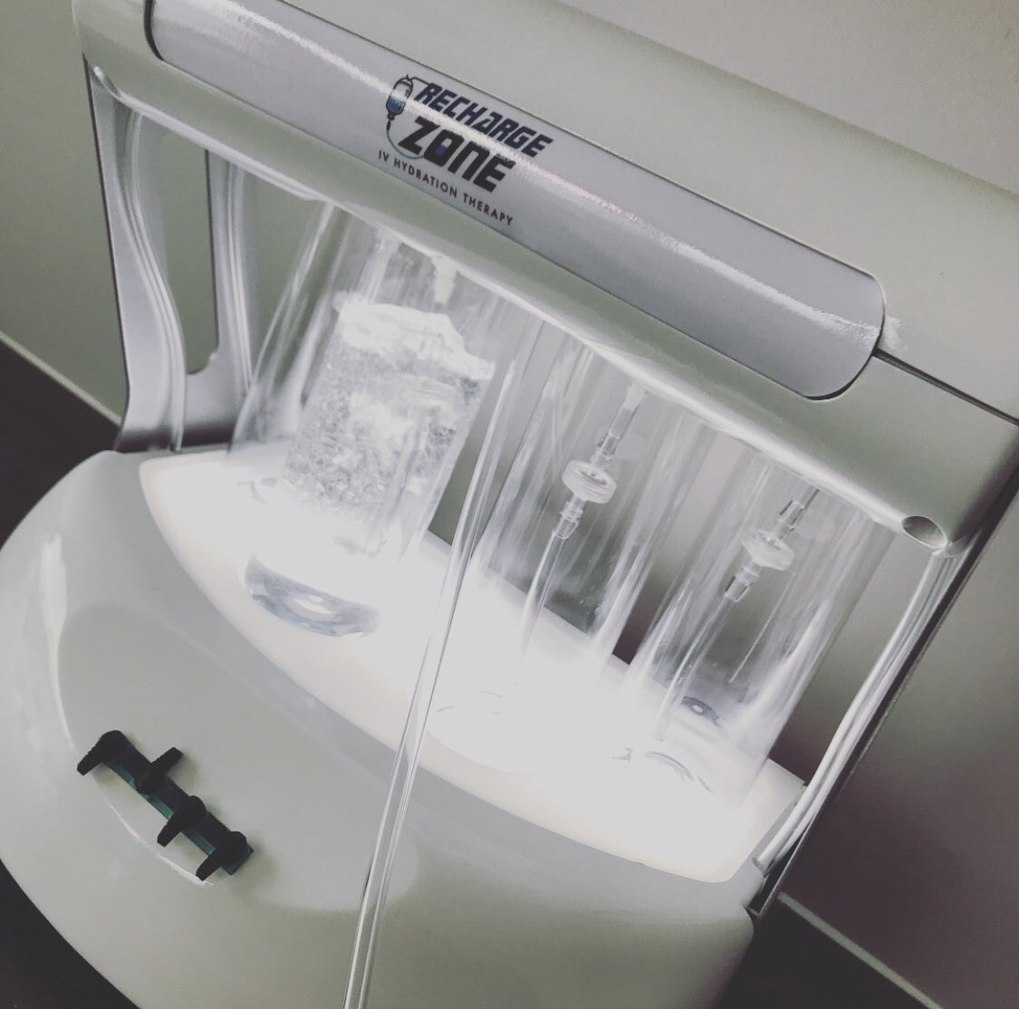RechargeZoneIV's tweet image. We’re currently taking appointments for a better healthier 2018. #IVTherapy allows us to pump your system with nutrients and vitamins straight to your cells, bypassing your digestive system. Improves muscle recovery, athletic performance, improves skin health