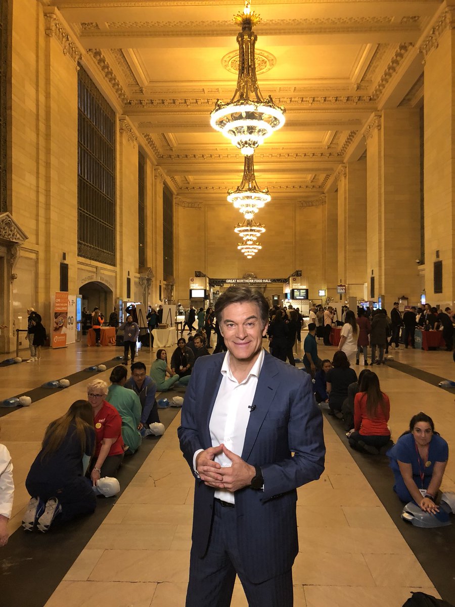 DrOz's tweet image. What better way to end the day than teaching CPR at the ICONIC Vanderbilt Hall in Grand Central Station for National Texas Two Step with @healthcorps? Thanks to everyone who came by today, the medical students who helped teach, and @american_heart! #tx2stepcpr