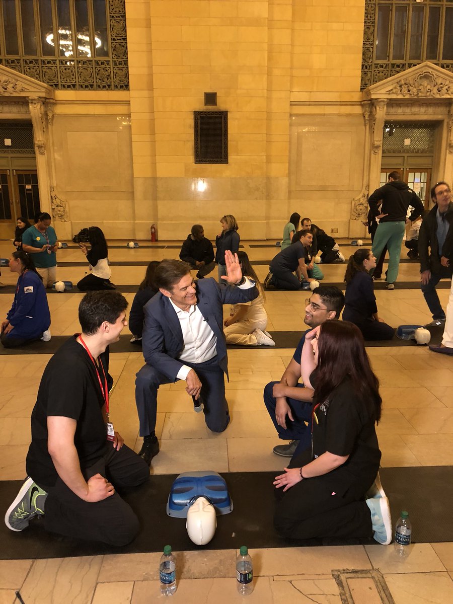 DrOz's tweet image. What better way to end the day than teaching CPR at the ICONIC Vanderbilt Hall in Grand Central Station for National Texas Two Step with @healthcorps? Thanks to everyone who came by today, the medical students who helped teach, and @american_heart! #tx2stepcpr