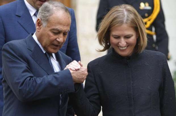 LoveLiberty's tweet image. وصف أبو الغيط، سكرتير &quot;الجامعة العربية&quot;، وصديق السياسية الصهيونية تسيبي ليفني، قرار واشنطن نقل سفارتها إلى #القدس في يوم النكبة بأنه &quot;استفزاز&quot; و &quot;خاطىء&quot;!
حتى الكلمات القوية التي يحتّمها السياق مثل: &quot;عدوان&quot;، &quot;إعلان حرب&quot;، &quot;حماقة&quot;، &quot;استهتار بالعرب&quot;، تبخّرت على أشلاء الكرامة المؤودة.