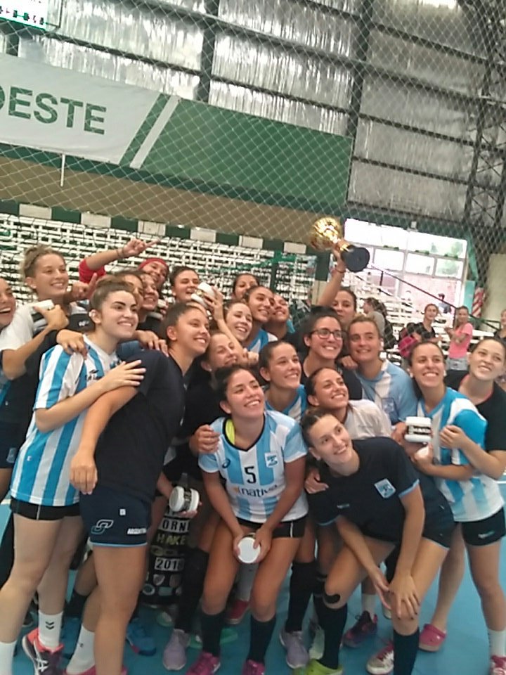 #TorneoHakenGold2018 La Garrita campeona! Las chicas albicelestes vencieron en la final a <a href="/HandballCideco/">Cideco Handball</a> por 14-13! Felicitaciones 🇦🇷