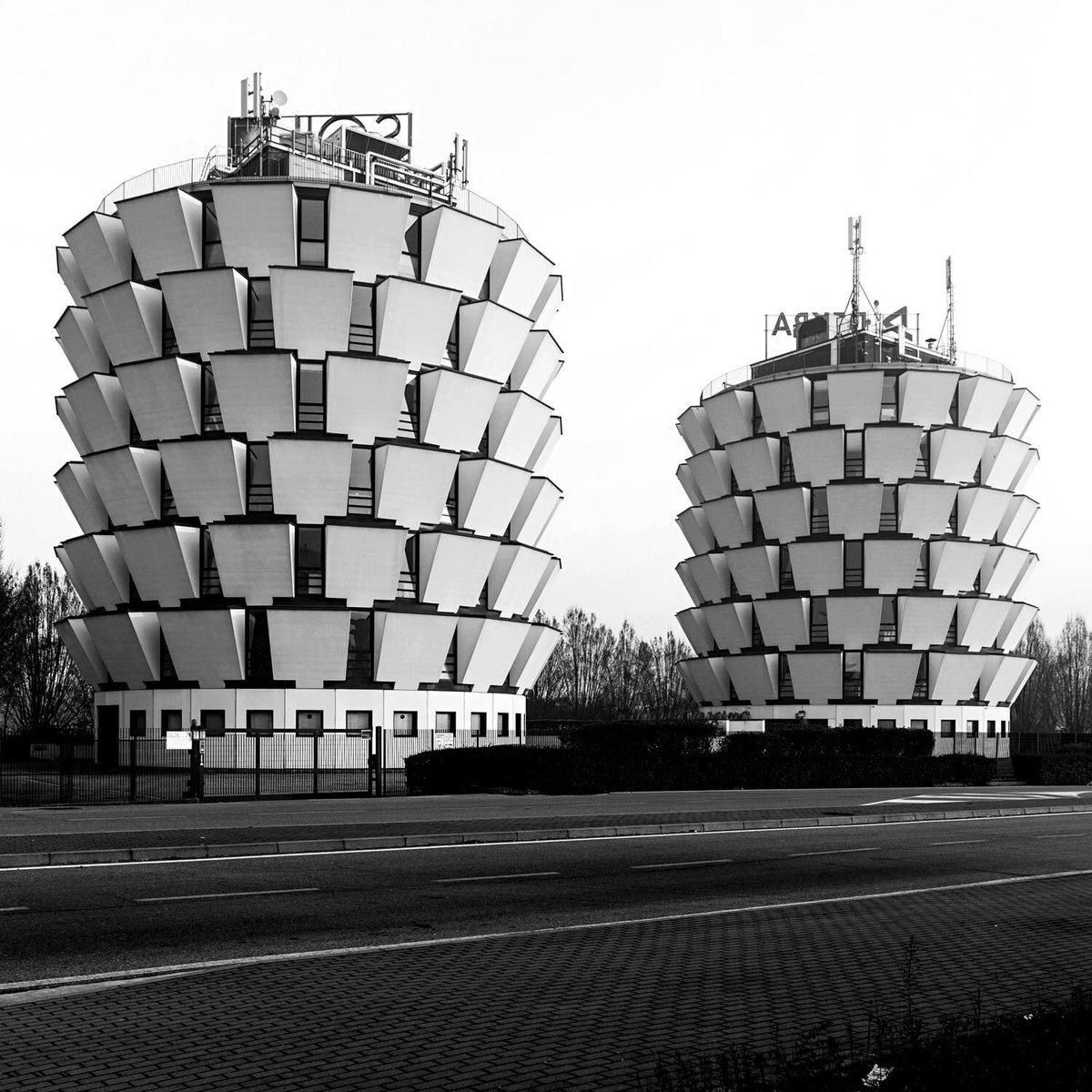 city_wander's tweet photo. Office towers, 1989-1995
Cinisello Balsamo, Italy
architect: #RiccardoBlumer
photo: #StefanoPerego. https://t.co/YXhB1x7ILz