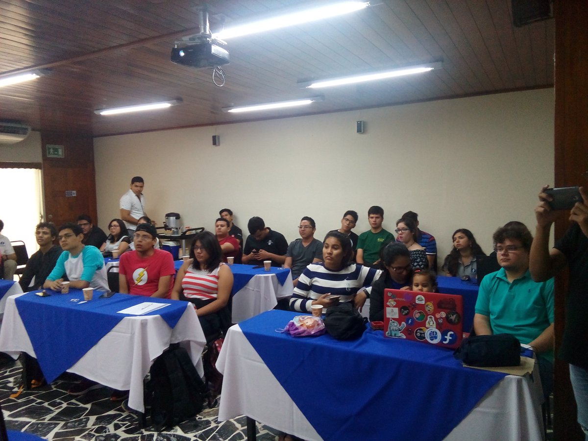 FedoraNi's tweet photo. Estamos viendo sobre contenedores en el Fedora Release Party https://t.co/bSgAhcNdjx