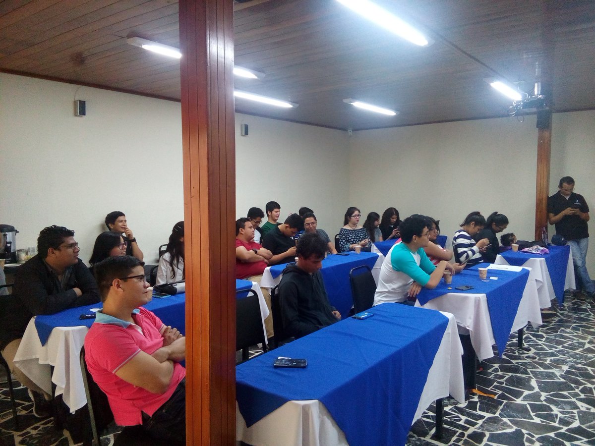 FedoraNi's tweet photo. Estamos viendo sobre contenedores en el Fedora Release Party https://t.co/bSgAhcNdjx