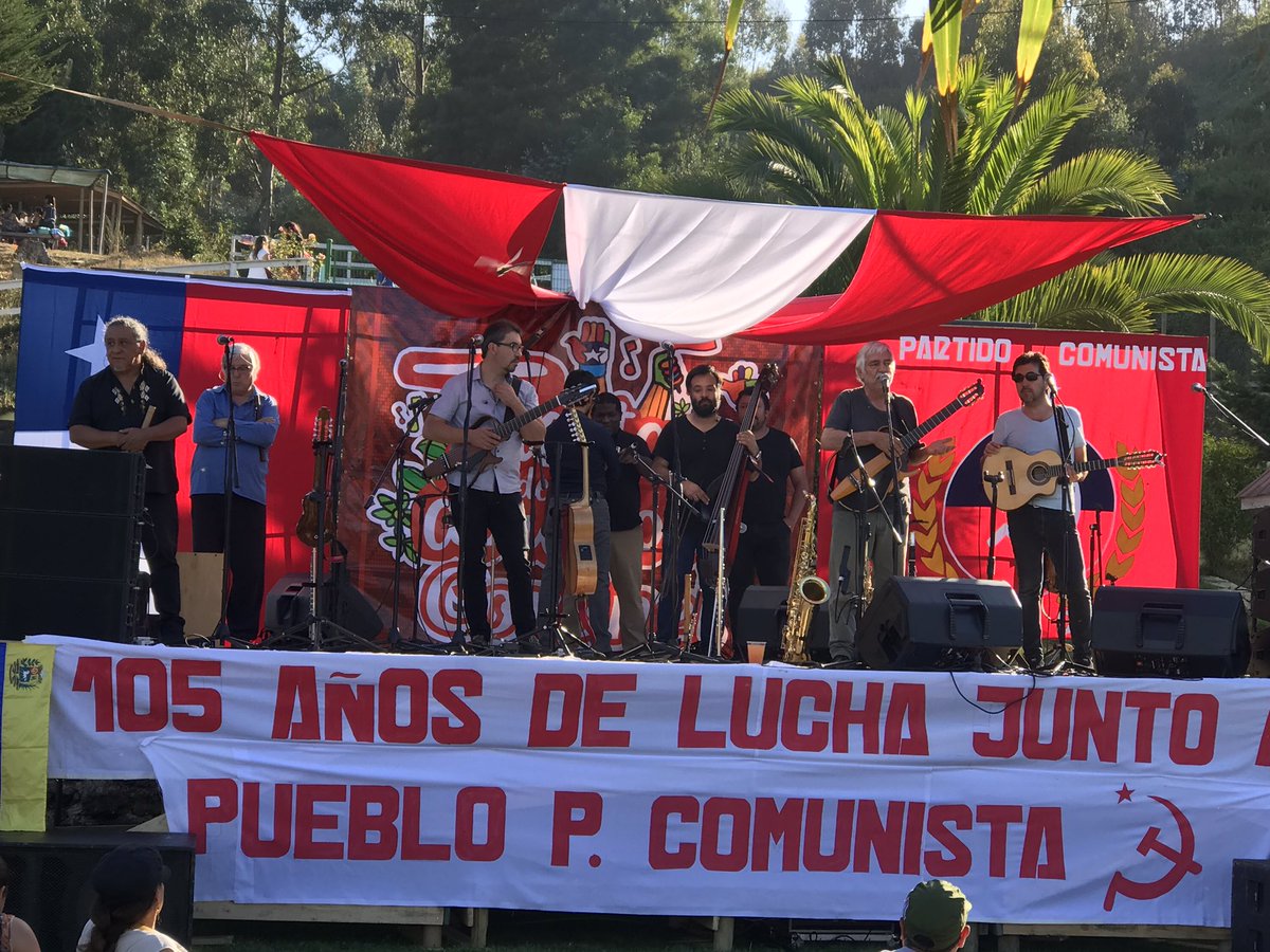 Tania_Concha's tweet photo. Desde la #FDLA2018 #Coronel junto a la defensa de los avances de la @presidencia_cl , el @inti_illimani y @danieljadue, la política se hace desde la #cultura, así también la conciencia del ser ‼️✊🏻❤️🎶 https://t.co/MxHkdivtg3
