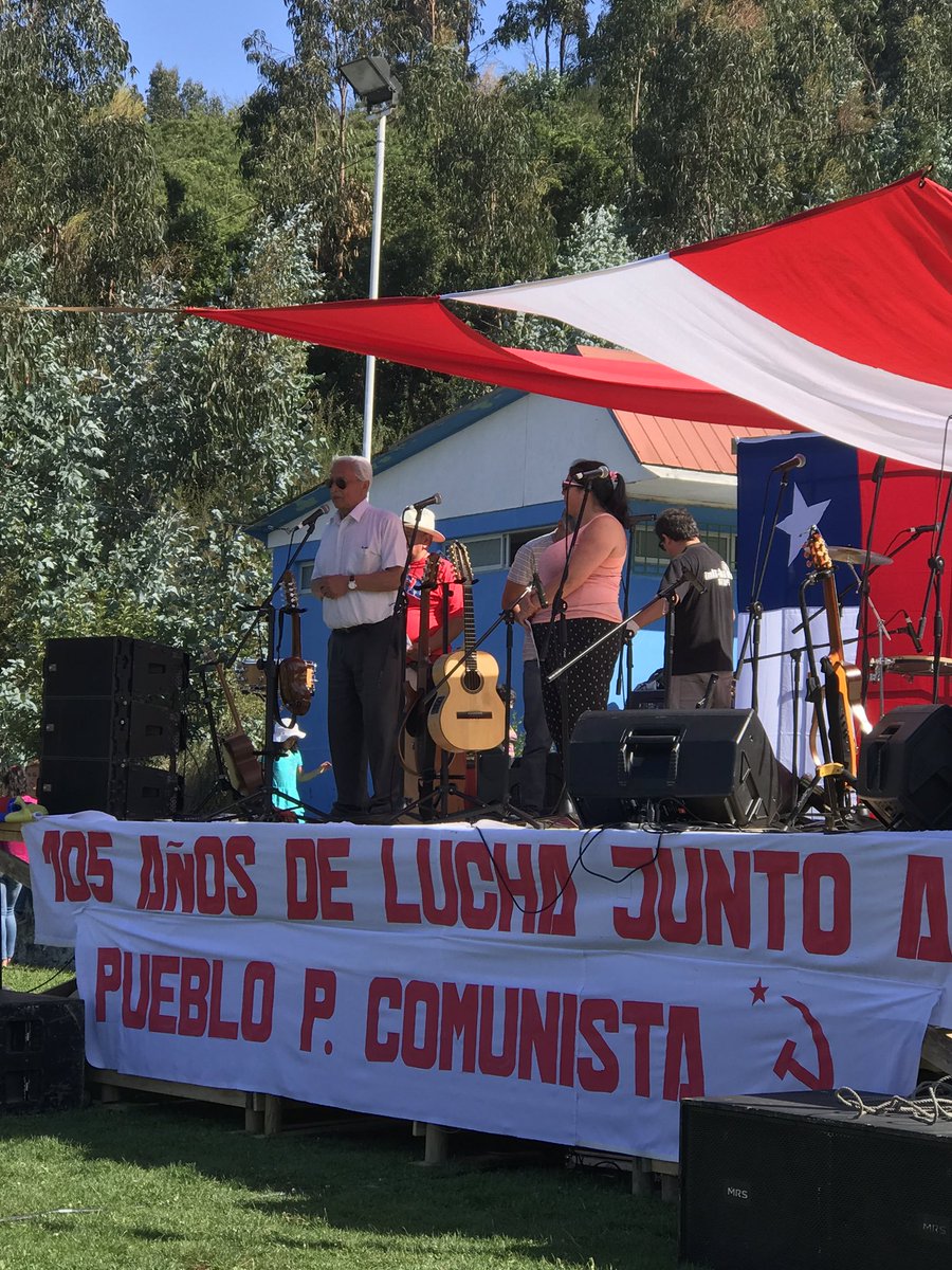 Tania_Concha's tweet photo. Desde la #FDLA2018 #Coronel junto a la defensa de los avances de la @presidencia_cl , el @inti_illimani y @danieljadue, la política se hace desde la #cultura, así también la conciencia del ser ‼️✊🏻❤️🎶 https://t.co/MxHkdivtg3