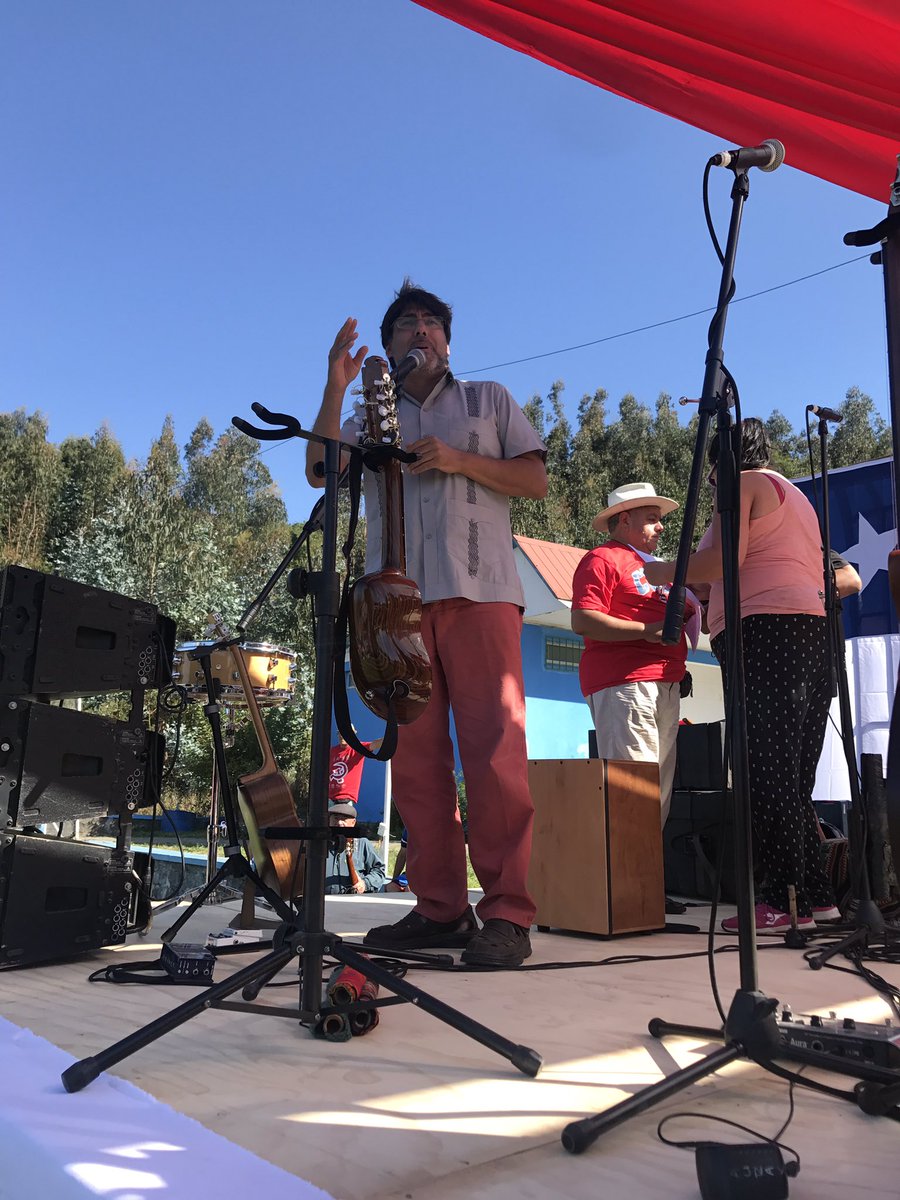 Tania_Concha's tweet photo. Desde la #FDLA2018 #Coronel junto a la defensa de los avances de la @presidencia_cl , el @inti_illimani y @danieljadue, la política se hace desde la #cultura, así también la conciencia del ser ‼️✊🏻❤️🎶 https://t.co/MxHkdivtg3