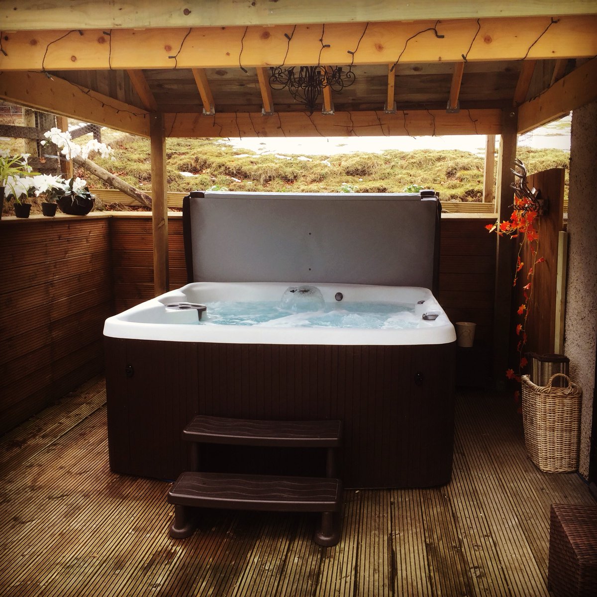 SweetheartCott8's tweet photo. Hot tub is looking good #sweetheartcottageholiday #sweetdonside https://t.co/j7i0T0OCAz