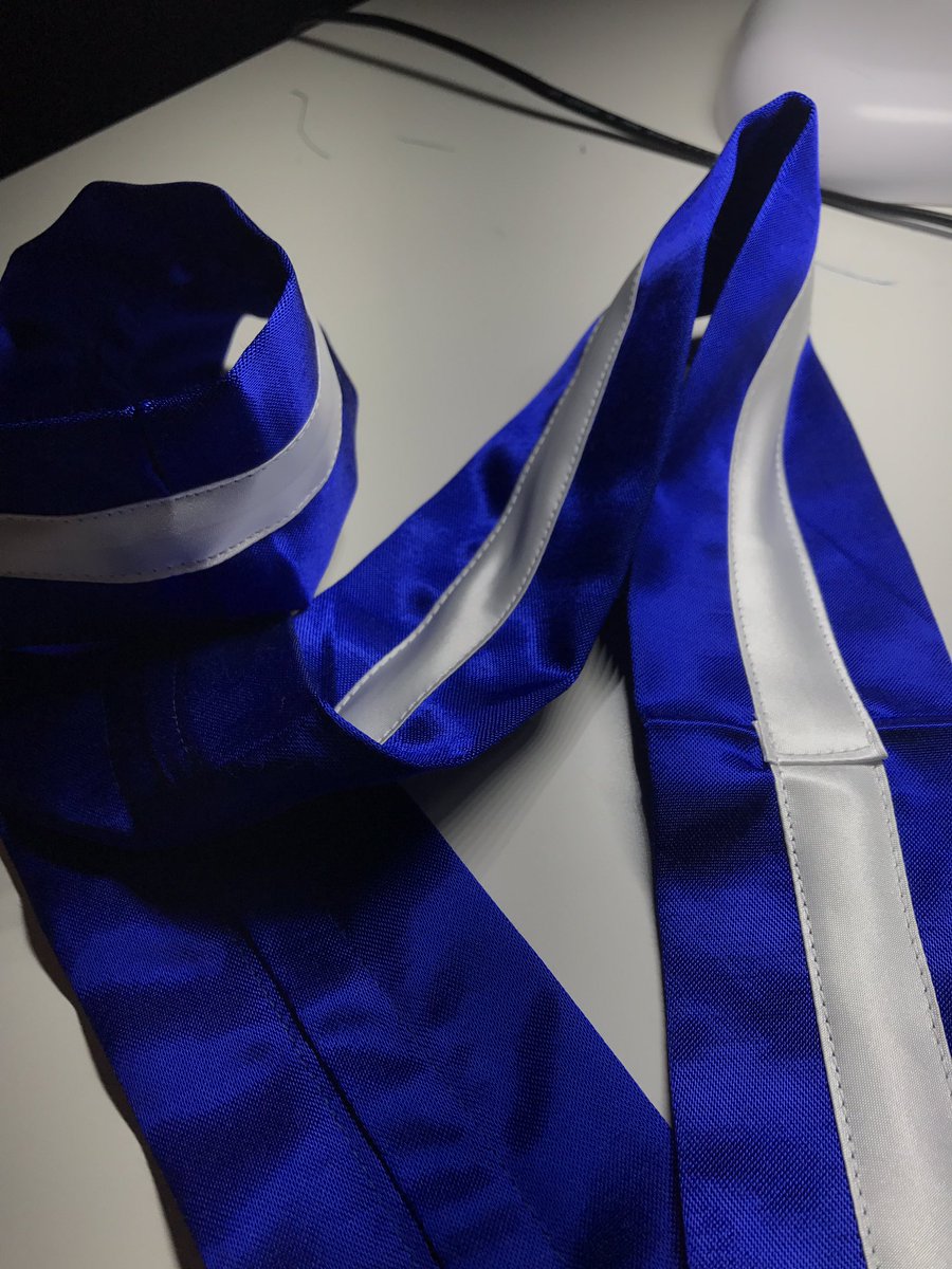AtelierItsuki's tweet photo. //Tutorial// ~Schärpe~ Teil 2/2
#justKnights #knights #cosplay #enstars

- Band mittig aufnähen; den Anfang und Ende am Bruch ansetzen

- Bruch rechts auf rechts legen und (wie im Bild) 45Grad Winkel anzeichnen

- Anzeichnungslinie nachnähen https://t.co/zLT2NlvNSh