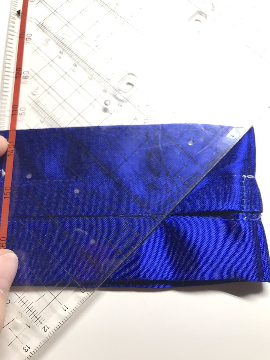 AtelierItsuki's tweet photo. //Tutorial// ~Schärpe~ Teil 2/2
#justKnights #knights #cosplay #enstars

- Band mittig aufnähen; den Anfang und Ende am Bruch ansetzen

- Bruch rechts auf rechts legen und (wie im Bild) 45Grad Winkel anzeichnen

- Anzeichnungslinie nachnähen https://t.co/zLT2NlvNSh
